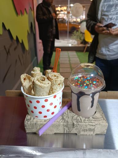 عکس کافه بستنی لیلیوم