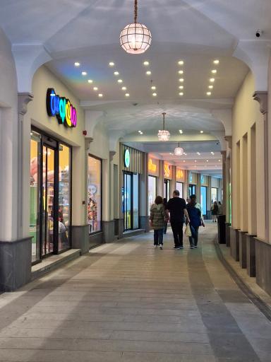 عکس مرکز تجاری رواق