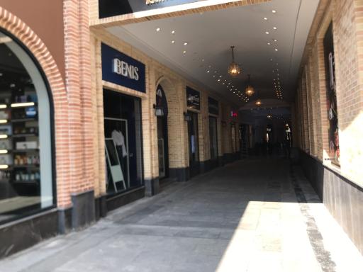 عکس مرکز تجاری رواق