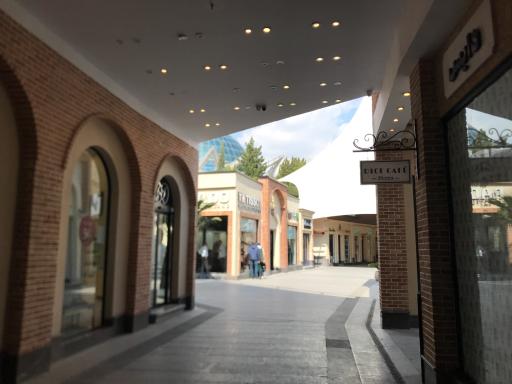 عکس مرکز تجاری رواق