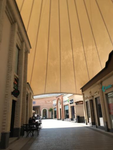 عکس مرکز تجاری رواق