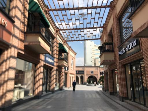 عکس مرکز تجاری رواق