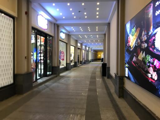 عکس مرکز تجاری رواق