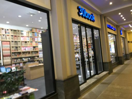 عکس مرکز تجاری رواق