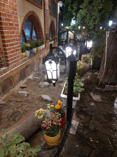 عکس باغ رستوران خانوادگی حسین