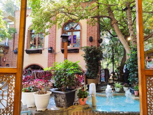 عکس باغ رستوران خانوادگی حسین