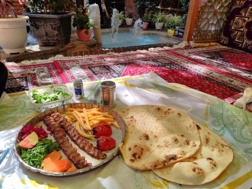 عکس باغ رستوران خانوادگی حسین