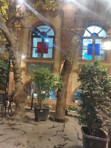 عکس باغ رستوران خانوادگی حسین