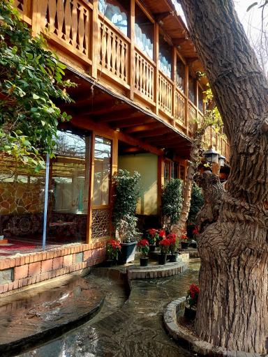 عکس باغ رستوران خانوادگی حسین