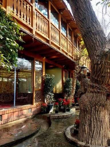 عکس باغ رستوران خانوادگی حسین