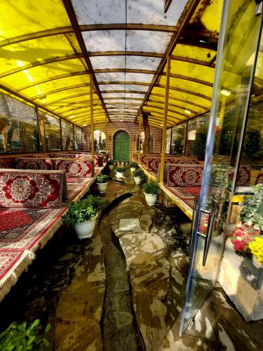 عکس باغ رستوران خانوادگی حسین