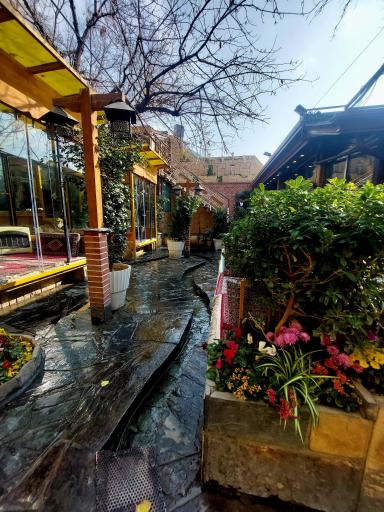 عکس باغ رستوران خانوادگی حسین