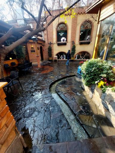 عکس باغ رستوران خانوادگی حسین