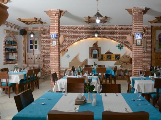 عکس باغ رستوران خانوادگی حسین