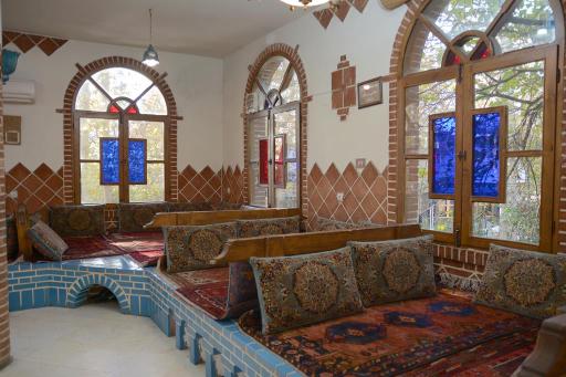 عکس باغ رستوران خانوادگی حسین