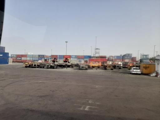 عکس محوطه کانتینرخالی معدن داران بندر و دریا