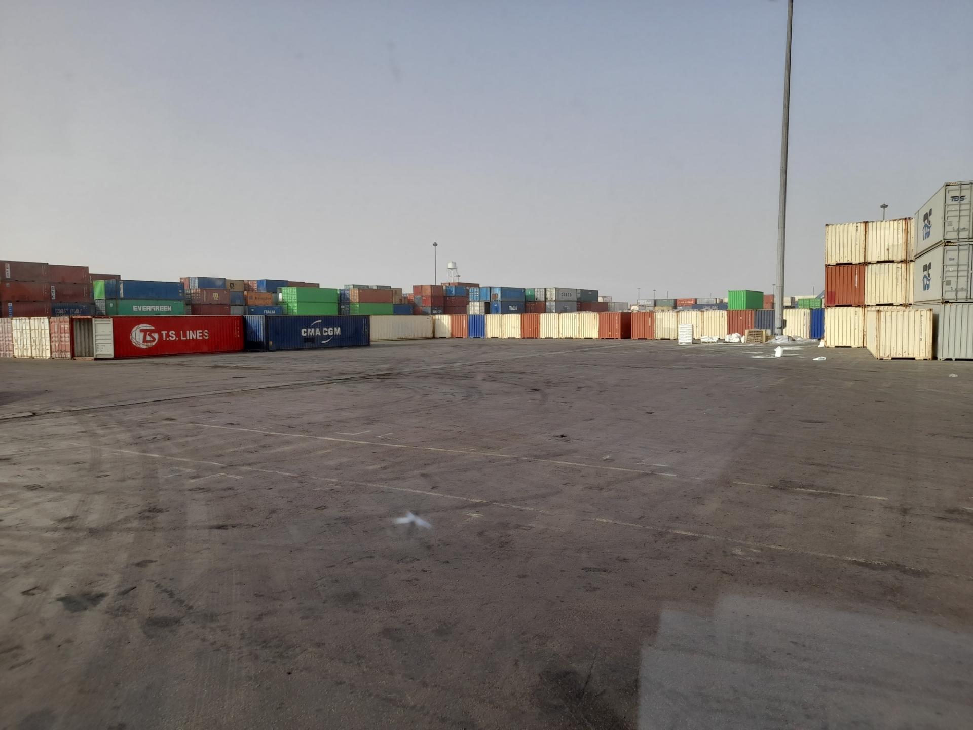 عکس محوطه کانتینرخالی معدن داران بندر و دریا