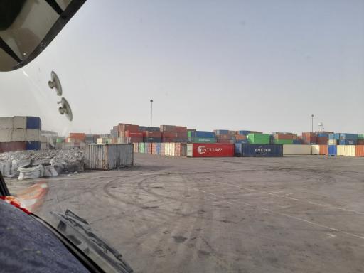 عکس محوطه کانتینرخالی معدن داران بندر و دریا