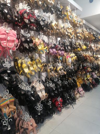 عکس کفش و صندل زرپای