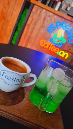 عکس کافه آن coffee on