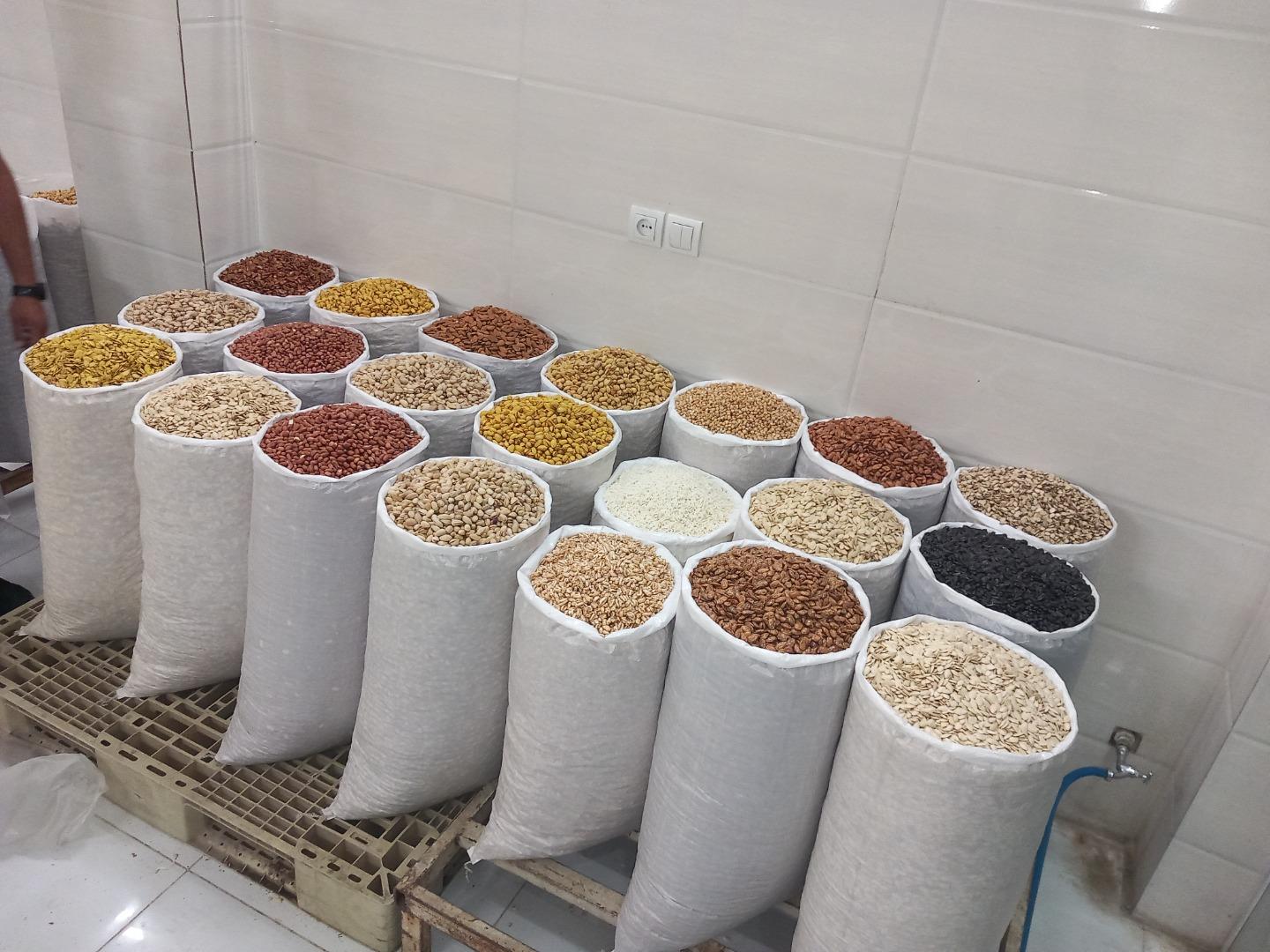 عکس کارگاه آجیل و تخمه پزی جمهیری 