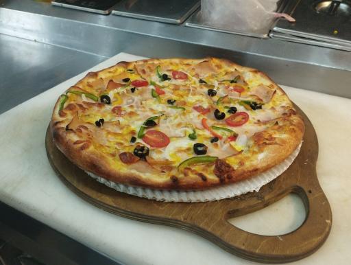 عکس پیتزاپزی میرزا علی اکبرخان