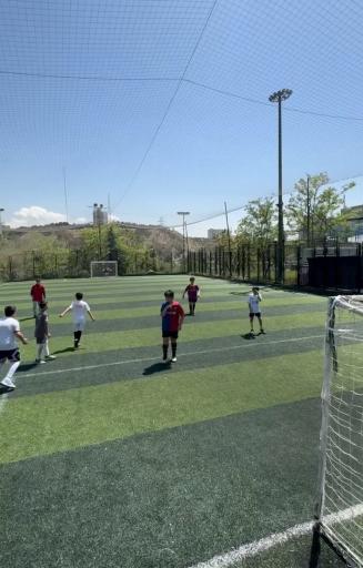 عکس زمین ورزشی چمن مصنوعی باغ راه فدک تهران