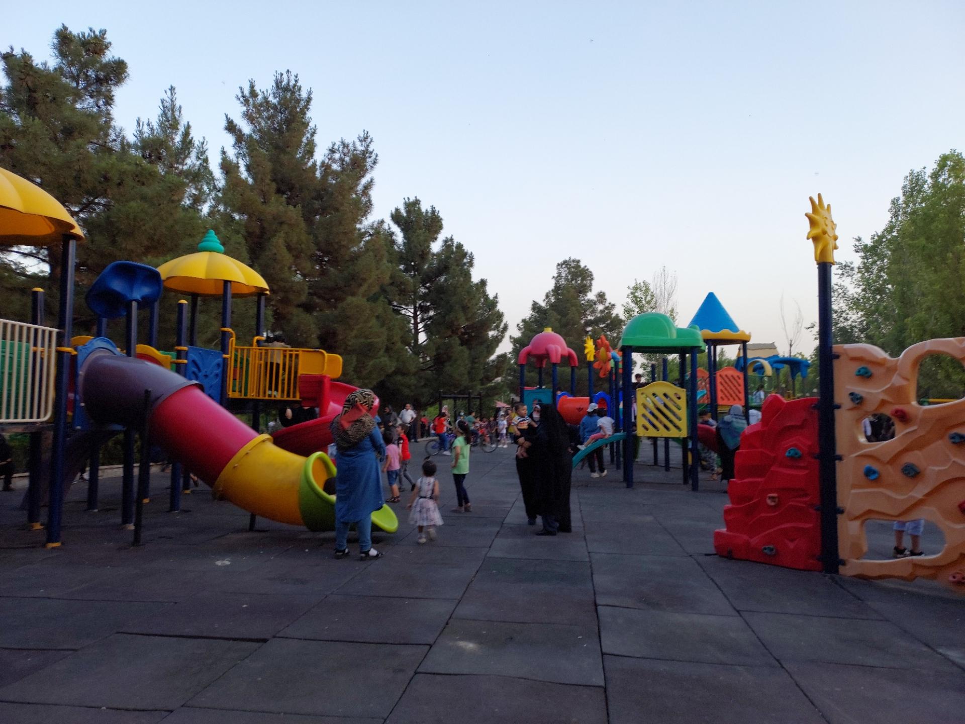 عکس زمین بازی کودکان پارک پلیس