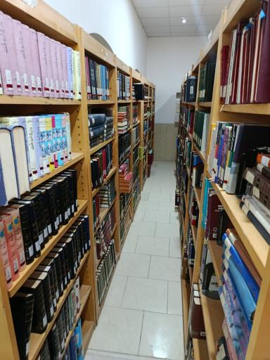 عکس کتابخانه استاد کامبوزیا