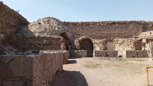 عکس قلعه و کاروان سرای سنگی