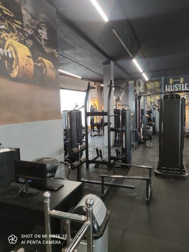 عکس باشگاه بدنسازی فیزیک کلاب