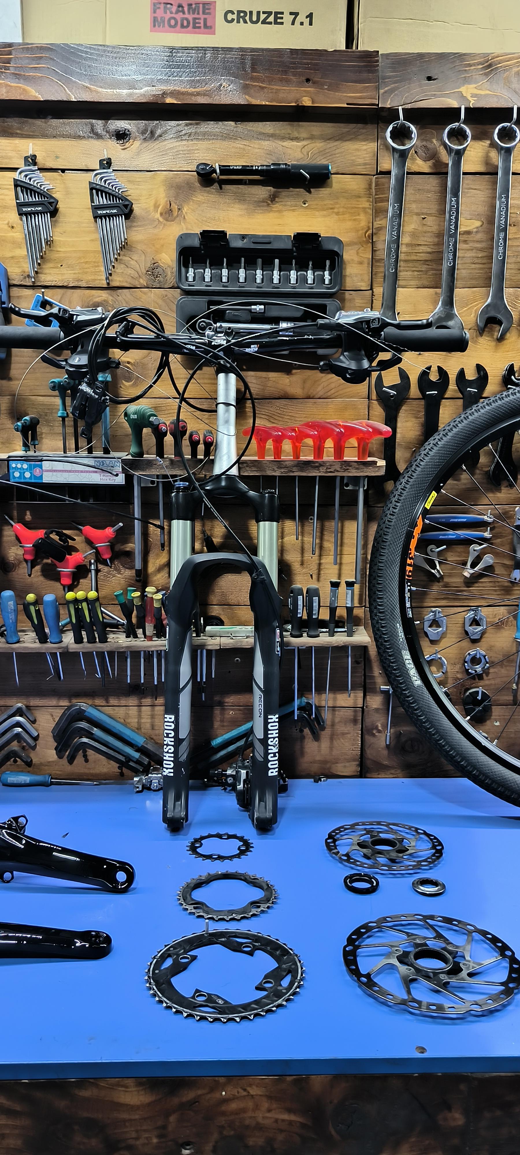 عکس تعمیرات دوچرخه محمد