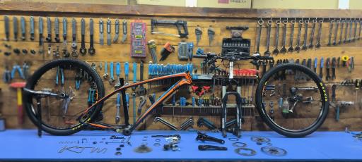 عکس تعمیرات دوچرخه محمد