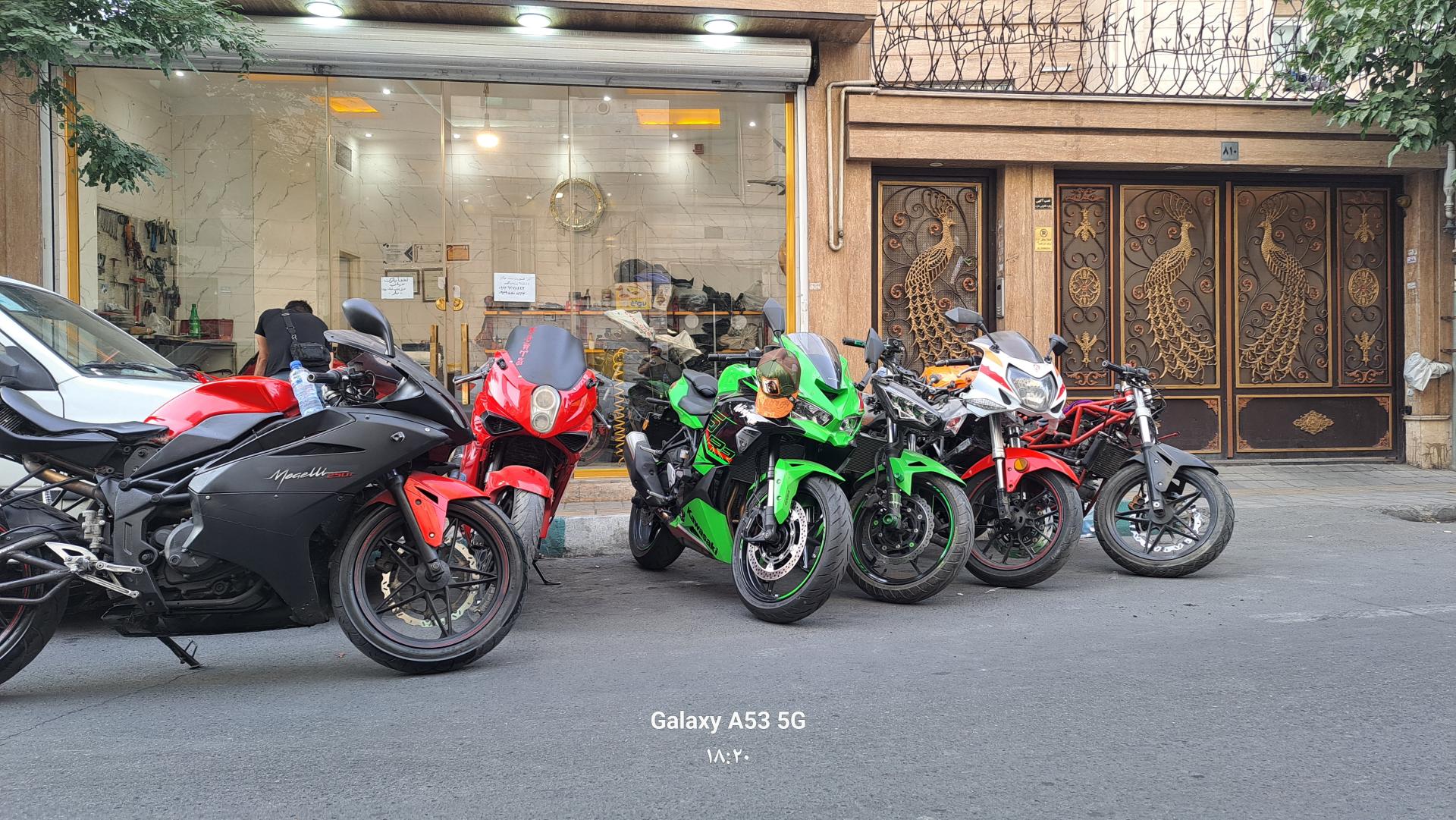 عکس تعمیرگاه و فروشگاه لوازم یدکی موتور سنگین 