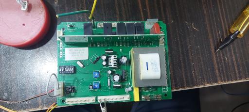 عکس تعمیرات برد الکترونیکی مهندس مددی