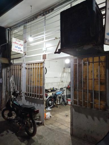 عکس تعمیرات موتور سیکلت جواد