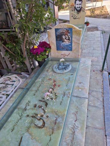 عکس مزار شهید مدافع حرم روح الله قربانی