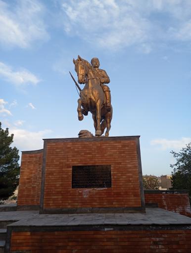 عکس مجسمه ستارخان