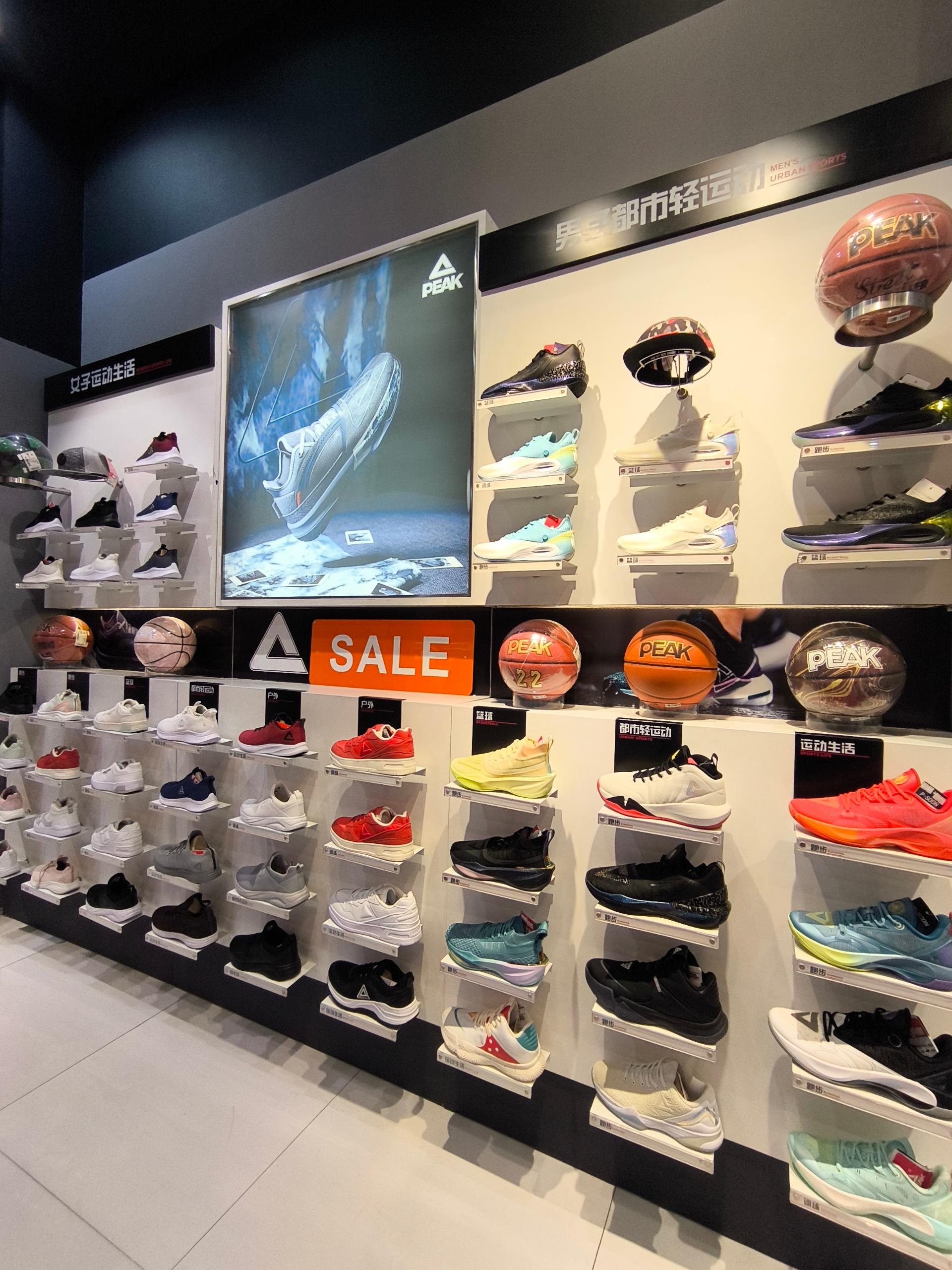 عکس  برند ورزشی لی نینگ 