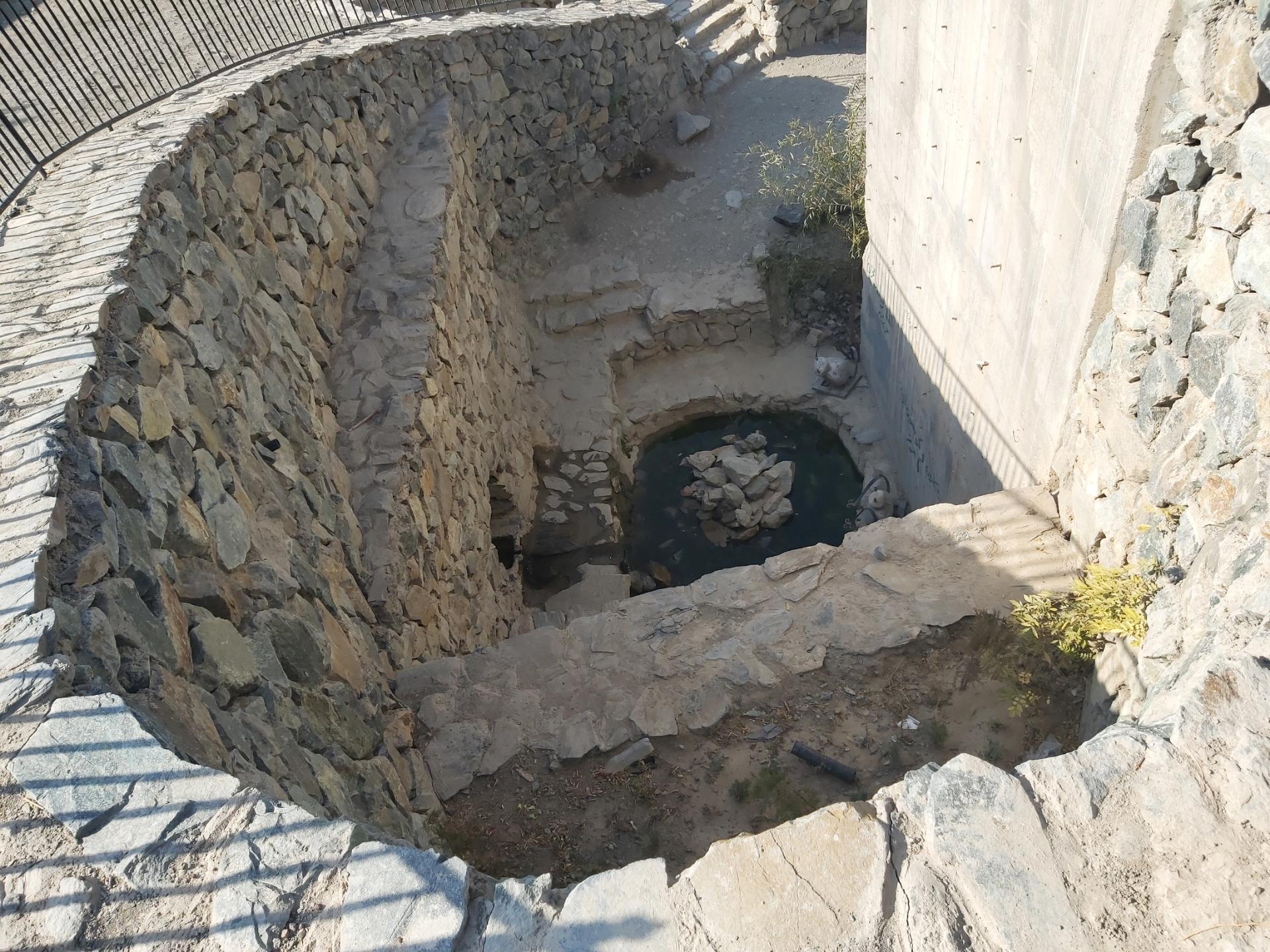 عکس چشمه بلوط