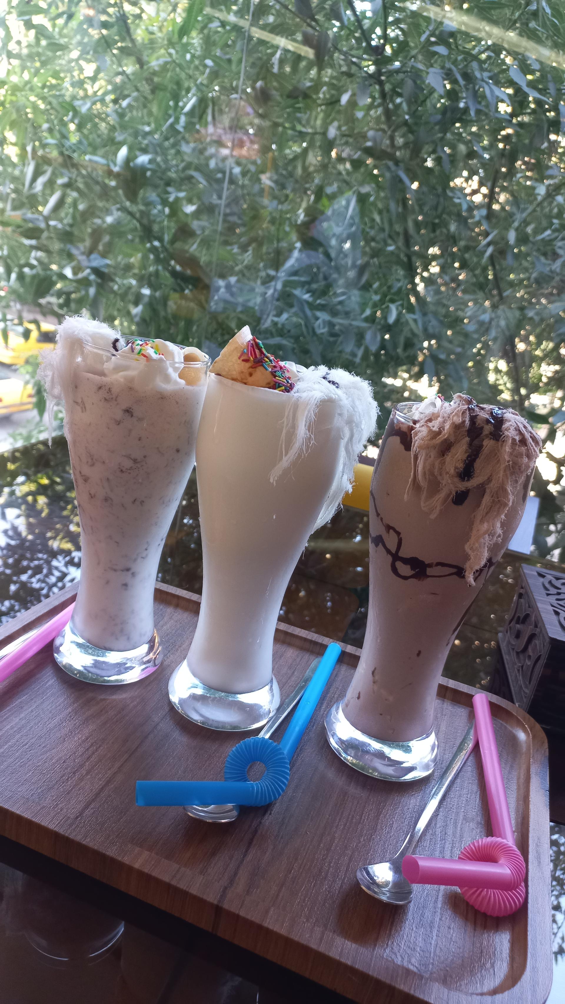 عکس فست فود و کافی شاپ هالیدی