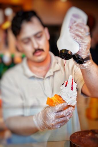 عکس بوتیک نان و شیرینی یلدا