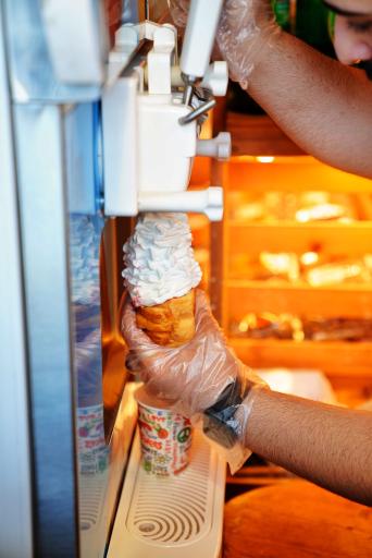 عکس بوتیک نان و شیرینی یلدا