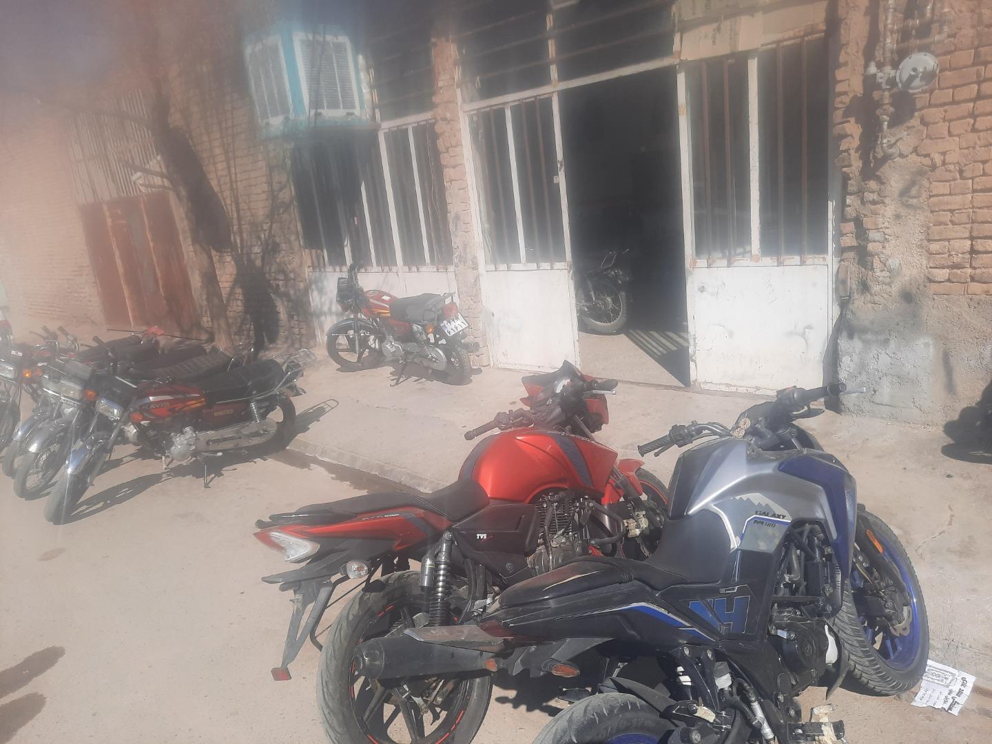 عکس تعمیرگاه موتور سیکلت ناصر