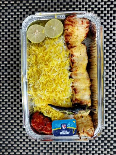 عکس تهیه غذای رضا چلویی