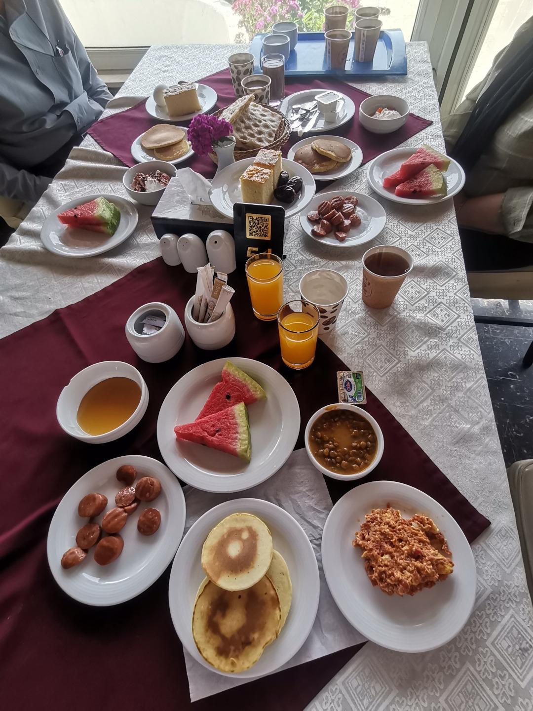 عکس هتل بزرگ سفید کنار