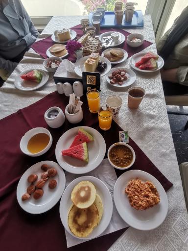 عکس هتل بزرگ سفید کنار