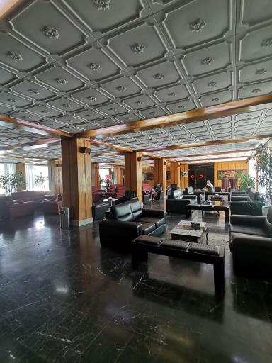 عکس هتل بزرگ سفید کنار