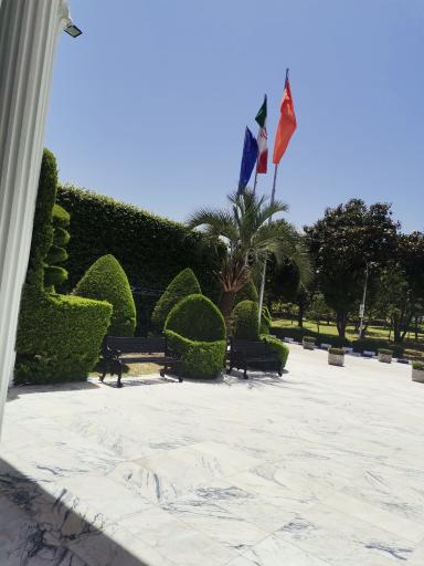 عکس هتل بزرگ سفید کنار