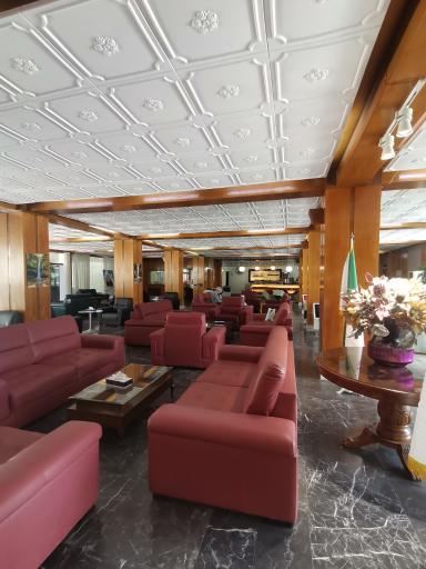 عکس هتل بزرگ سفید کنار